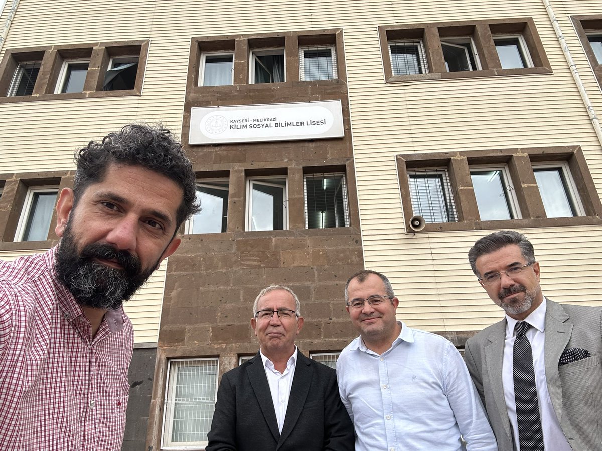 tahirfatihandi's tweet photo. Kayseri Milli Eğitim Müdür Yardımcımız Metin Göğebakan hocamızla Kilim Sosyal Bilimler Lisesi’nde gençlerimizle ve öğretmenlerimizle konferansımızı gerçekleştirdik.
@gogebakan1969 
@CoskunESEN57 
#gençlikdeğerlerinikeşfediyor
#kayseriningizlideniziseyyidburhaneddin https://t.co/1smJqDbge8