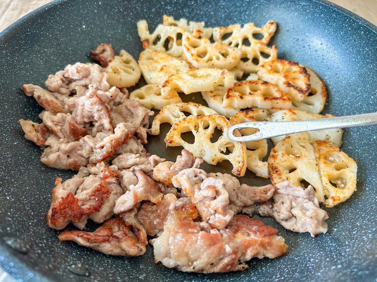 mizkan_official's tweet photo. 味ぽんに、マヨと柚子こしょう。
これ、覚えてほしい。

こんがり焼いた豚肉とれんこんに、
味ぽん・マヨネーズ・柚子こしょうを絡めます。
コクうまなのに後味さっぱり。
柚子こしょうのピリッとした辛さもいいアクセント。

シャキッとれんこんに、このたれが合う🤤
「れんこんと豚こまの柚子こしょうマヨぽん」です♪