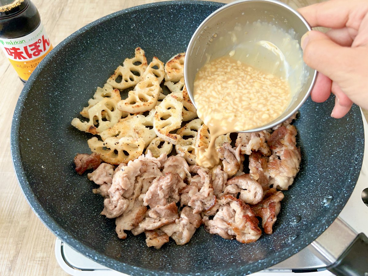 mizkan_official's tweet photo. 味ぽんに、マヨと柚子こしょう。
これ、覚えてほしい。

こんがり焼いた豚肉とれんこんに、
味ぽん・マヨネーズ・柚子こしょうを絡めます。
コクうまなのに後味さっぱり。
柚子こしょうのピリッとした辛さもいいアクセント。

シャキッとれんこんに、このたれが合う🤤
「れんこんと豚こまの柚子こしょうマヨぽん」です♪