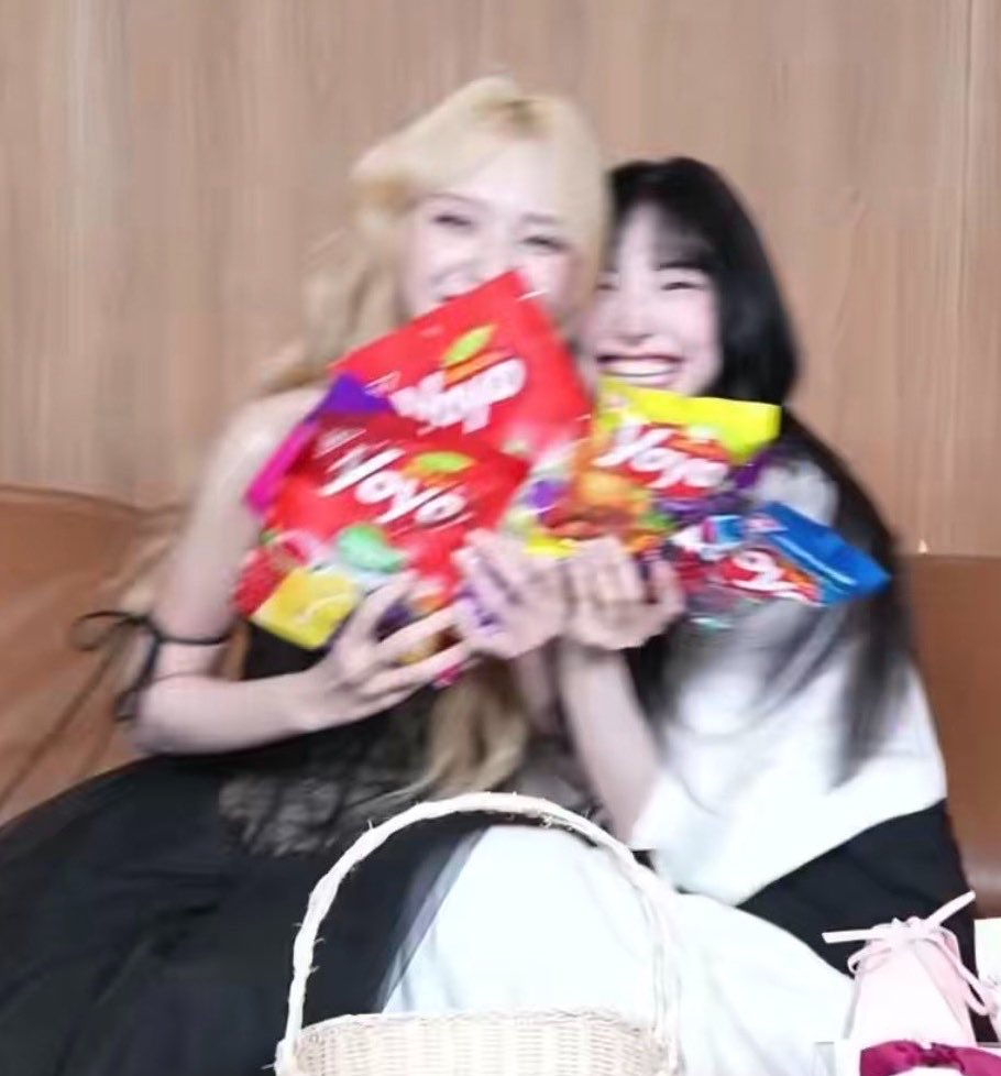 jinghuhh's tweet photo. LITERALLY THEM 😭😭 https://t.co/NsK13BOcEW
