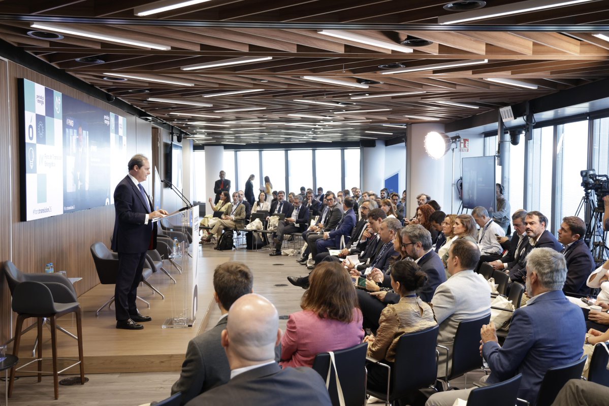 Per_Energia's tweet photo. 🔵 Eduardo González, socio responsable de Energía y Recursos Naturales de @KPMG_ES da la bienvenida a los asistentes al #ForoTransicion26.
👉 Sigue el evento en directo: https://t.co/FlR4DgRnmn https://t.co/GMFTrQiI3S