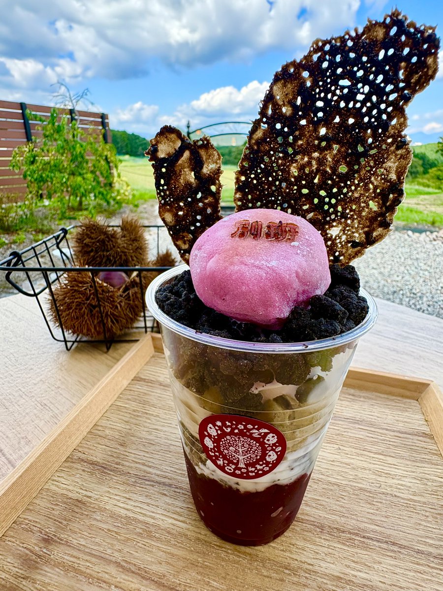 8chi1ho7's tweet photo. 明日9/25発売！🌰✨
恵那市・良平堂本店「栗カフェ」に
「VIVANT 恵那栗パフェ」が登場！

“赤”と“黒”でVIVANTの世界観を表現した、仕掛けいっぱいの栗パフェ😆
先着200名には栗の形のアクリルコースター付き！

11/8までの限定販売です✨

#VIVANT #VIVANTENA #恵那市 #良平堂 https://t.co/nJ0cwpzWJ1