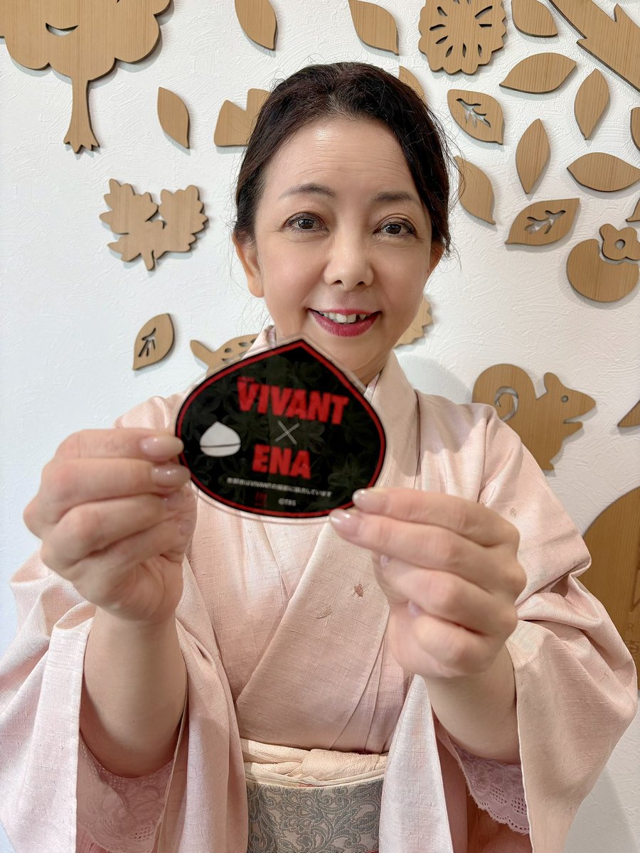 8chi1ho7's tweet photo. 明日9/25発売！🌰✨
恵那市・良平堂本店「栗カフェ」に
「VIVANT 恵那栗パフェ」が登場！

“赤”と“黒”でVIVANTの世界観を表現した、仕掛けいっぱいの栗パフェ😆
先着200名には栗の形のアクリルコースター付き！

11/8までの限定販売です✨

#VIVANT #VIVANTENA #恵那市 #良平堂 https://t.co/nJ0cwpzWJ1