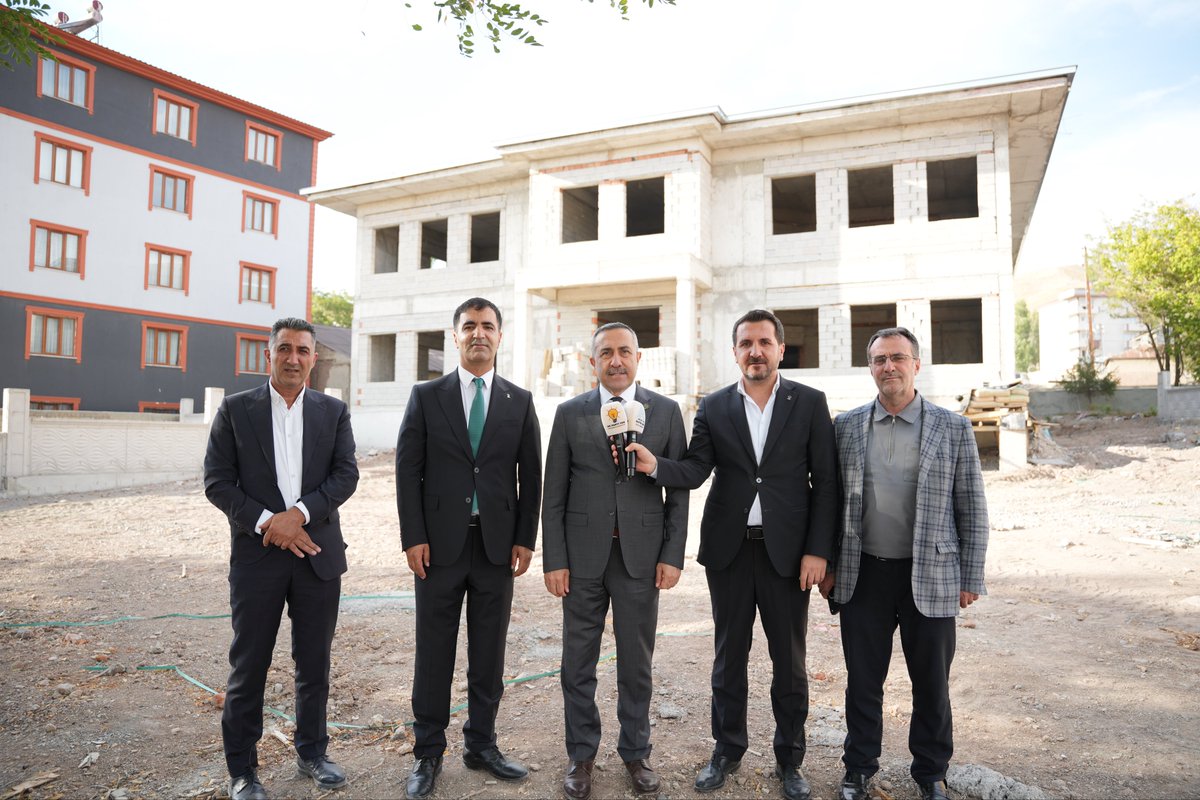 AK_PartiVan's tweet photo. İl Başkanımız Abdulahat Arvas, Özalp İlçe Başkanımız Ercan Ağar ve il yönetimimizle birlikte Özalp ilçemizde hükümetimiz tarafından hayata geçirilen yatırımları yerinde inceledik.

📍 Kültür Merkezi
📍 Sağlıklı Yaşam Merkezi
📍 Kuran kursu
📍 Gençlik Merkezi
📍 Sporcu Fabrikası
📍 Diş Hastanesi
📍 Kapalı Yüzme Havuzu
📍 Hükümet Konağı

Özalp’ımızın gelişimine, gençlerimizin geleceğine ve hemşehrilerimizin yaşam kalitesine katkı sunan yatırımların ilçemize kazandırılmasında emeği geçen herkese teşekkür ediyoruz.

Özalp için çalışmaya, eser üretmeye ve ilçemizin geleceğine katkı sunmaya devam edeceğiz. 
@akparti
@abuyukgumus 
@MustafaAlkayis 
@Recep_ayd25