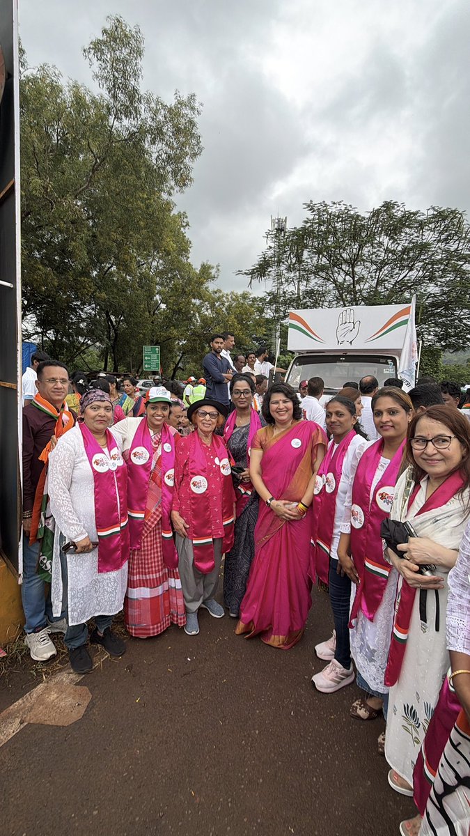 DrAnjaliTai's tweet photo. Yesterday’s Yatra was also launched in the presence of 102 yrs old freedom fighter Libia ji.
Her enthusiasm to #SaveGoa against corruption, land grabbing, women safety, law and order situation was seen.
Glimpses from the Yatra…
#GoyRakhonnYatra #Congress #DrAnjali
@INCIndia @INCGoa @INCKarnataka @kharge @RahulGandhi @priyankagandhi @Manikrao_INC