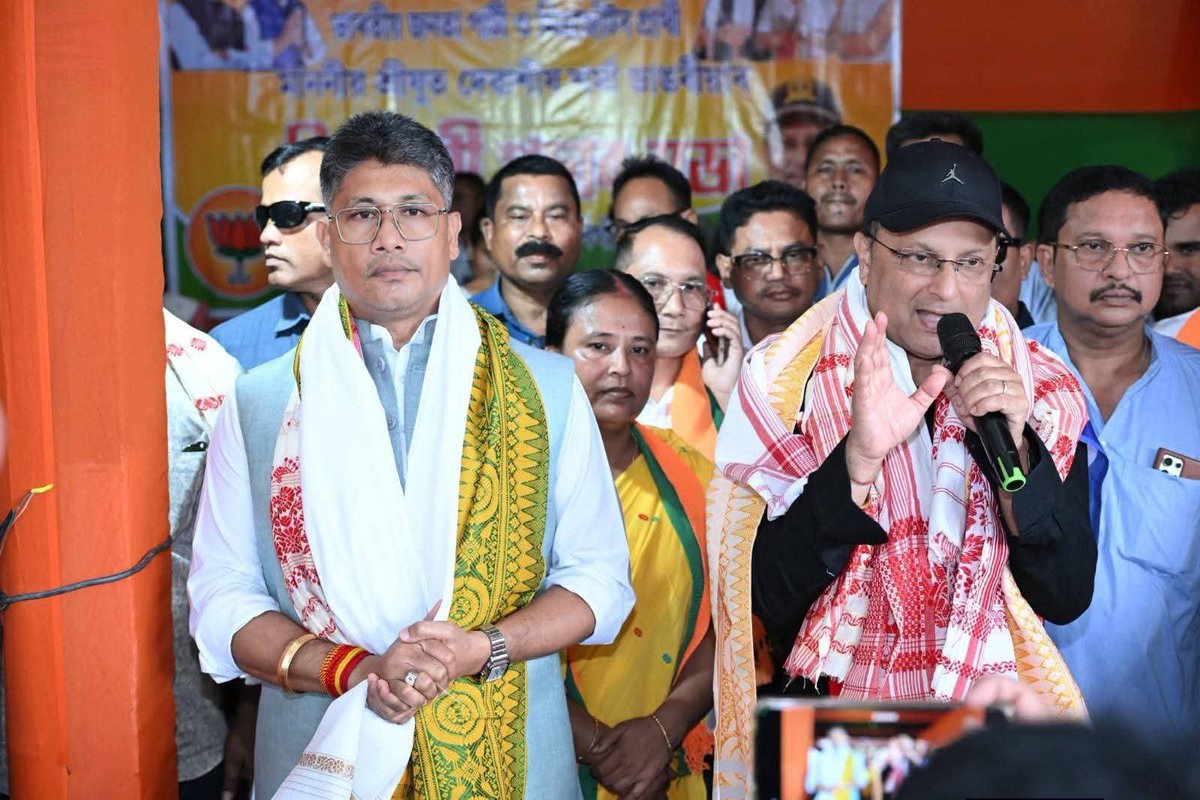 Devasishsharmao's tweet photo. আজি মাননীয় মন্ত্রী শ্ৰী @Pijush_hazarika ডাঙৰীয়াৰ সৈতে আঁহতগুৰি ডেকাগাঁও বিহু মঞ্চ আৰু দক্ষিণ ধৰমতুলৰ শংকৰদেৱ কলা-কৃষ্টি কেন্দ্রৰ খেলপথাৰত আয়োজিত দুখন নিৰ্বাচনী প্ৰচাৰ সভাত অংশগ্রহণ কৰি আনন্দিত হওঁ। ৰাইজৰ ব্যাপক উৎসাহ-উদ্দীপনাই @BJP4Assam ৰ বিজয়ৰ পথ সুনিশ্চিত কৰিছে🙏 https://t.co/lTKd5MsnXz