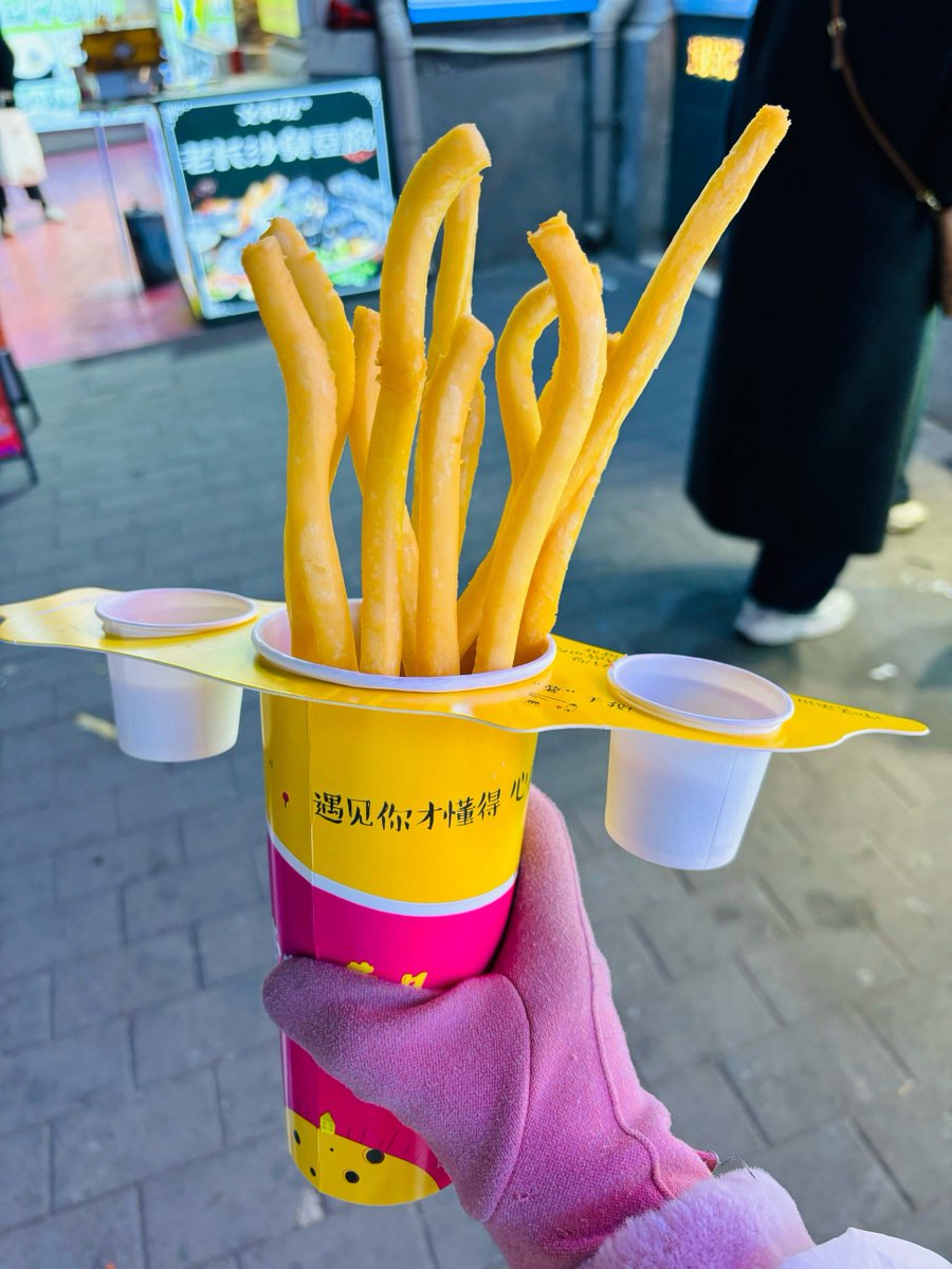 CecilleKeefim2's tweet photo. Craving late-night street bites This crispy fried potato skewer with spicy cumin is the perfect on-the-go snack for a chilly evening https://t.co/32wyKlPbJq