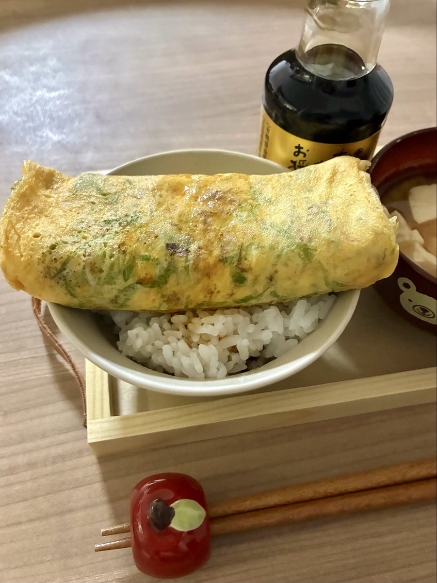 Sakichan1230's tweet photo. 軽くレンチンした千切りキャベツ、かつお節、塩をほんの少しだけ入れて、あえて薄味にした卵焼きを、白いごはんにのせて🍚🥢
最後にちょっと良いお醤油をたらして食べるのごちそうすぎる…！ https://t.co/2vmZ5x4npm