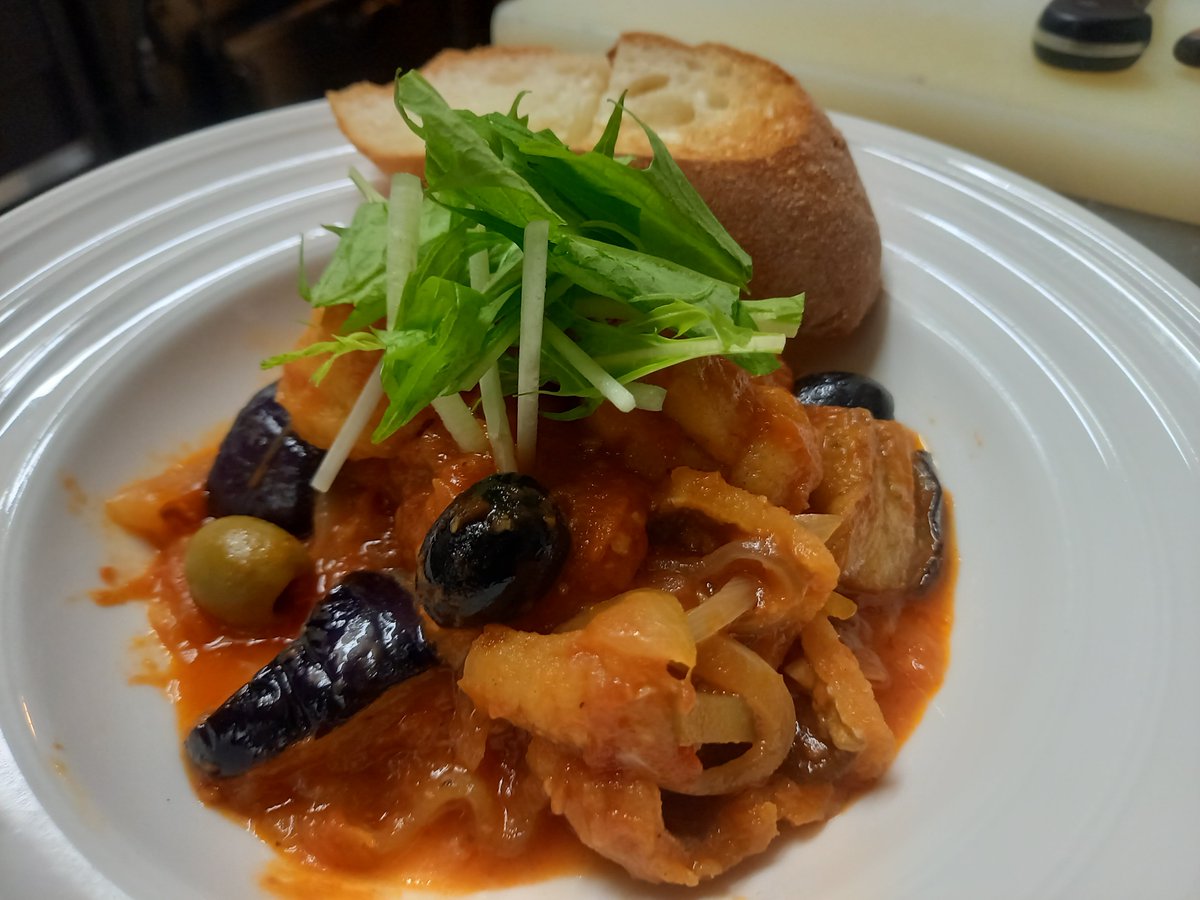 Jha_Chef's tweet photo. 🌟オススメメニューが新しく追加しました‼️

🍆ハモと秋ナスのトマト煮🍆
(バケット添え）
米粉をつけて揚げたハモと秋ナス、２種類のオリーブ、ピクルスが入ったオリジナルトマトソースでさっと煮た一皿です‼️
ドイツのオクトーバーフェストビールと合わせてお楽しみください🍻 https://t.co/bTZgu8MB97