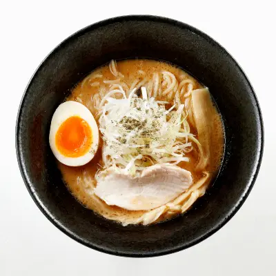 sapporolife2021's tweet photo. 5丁目HOKKAIDOラーメン祭りもいよいよ最終第3期（9/25～10/3）🍜
#さっぽろオータムフェスト

1⃣札幌鶏豚山椒味噌らあめん
らあめんがんてつ／札幌市

2⃣薫製ロースの淡麗醤油らぁめん
麺 晄進／小樽市

3⃣白の美学 極上濃厚鶏白湯
麺屋板ずり本店／恵庭市

4⃣製麺工場が本気でつくる煮干豚骨スープの醤油ラーメン
製麺所直営 ラーメン嘉一／札幌市

5⃣切りたてネギと北海道産全粒粉麺の香る煮干しラーメン
ニボシの恵／苫小牧市