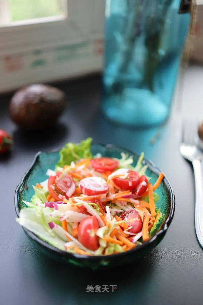 MadalineScvh's tweet photo. Fresh spinach u0026 grilled chicken salad for your fat loss meal prep! High protein, low carb, ready in 10 mins. Perfect for keeping full and on track. https://t.co/dtGvNAG5Hh