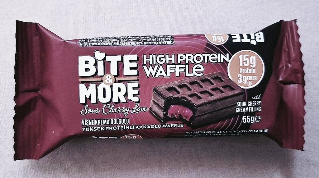 ririkanim's tweet photo. Bite &amp; More Sour Cherry Waffle 5/10

Bunu pankek kadar sevmedim.. ben zaten genel olarak kek seven biri değilim ama dehşet yumurta kokuyodu 😭 bunun yerine protein bar tercihimdir.. 195kcal 15gr protein için çok yine bence, yerine gururumla popkek yerim.. https://t.co/bdcRFzpu9N