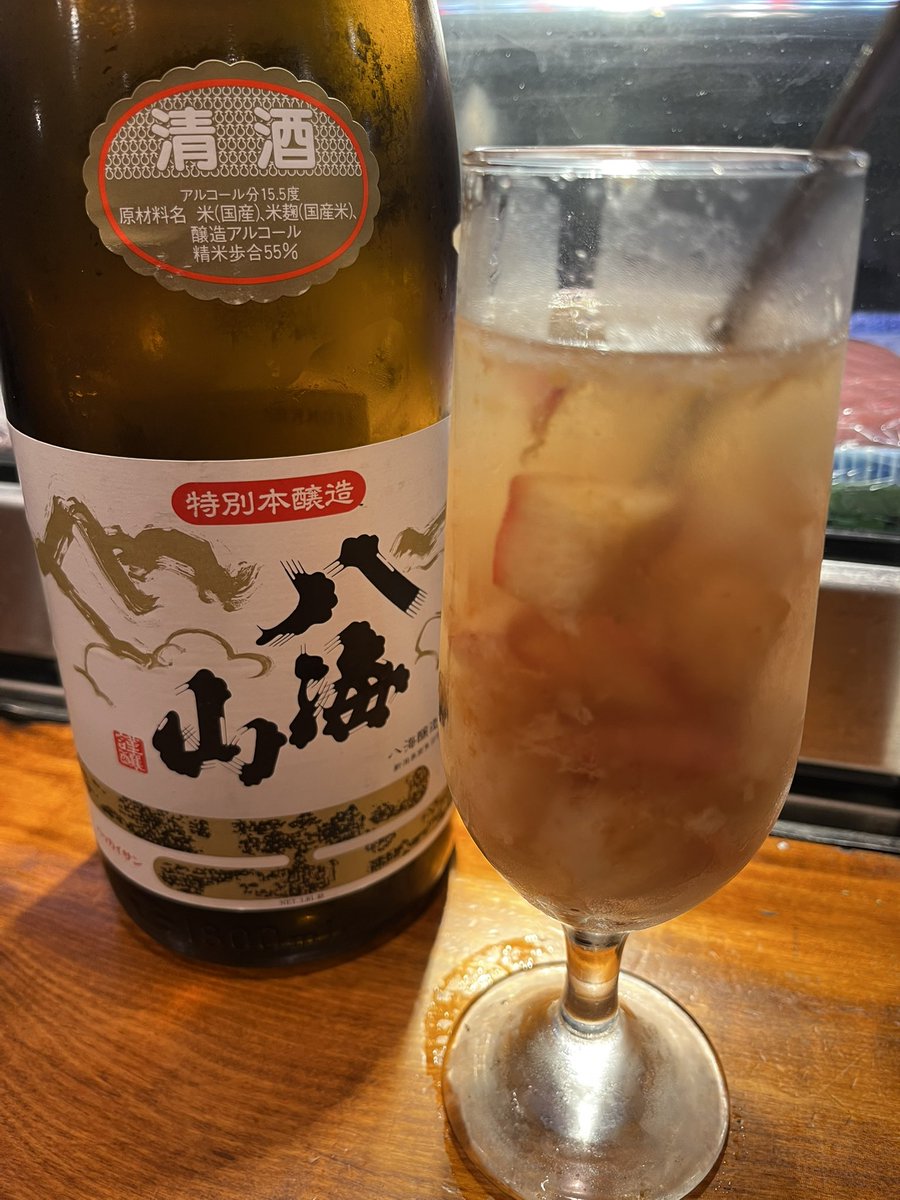 cafe_wakamatu's tweet photo. @yasu_farmer 様より頂いた桃で
新しいお酒思案中です🍶

山形の美味しい桃
山形の美味しい日本酒

山形サングリア🍑🍾

もう少し色々日本酒を試してみたいと思います。

くどき上手が合いそう、、、

今回は　初孫と八海山(新潟) https://t.co/Sa3HRx1XBv