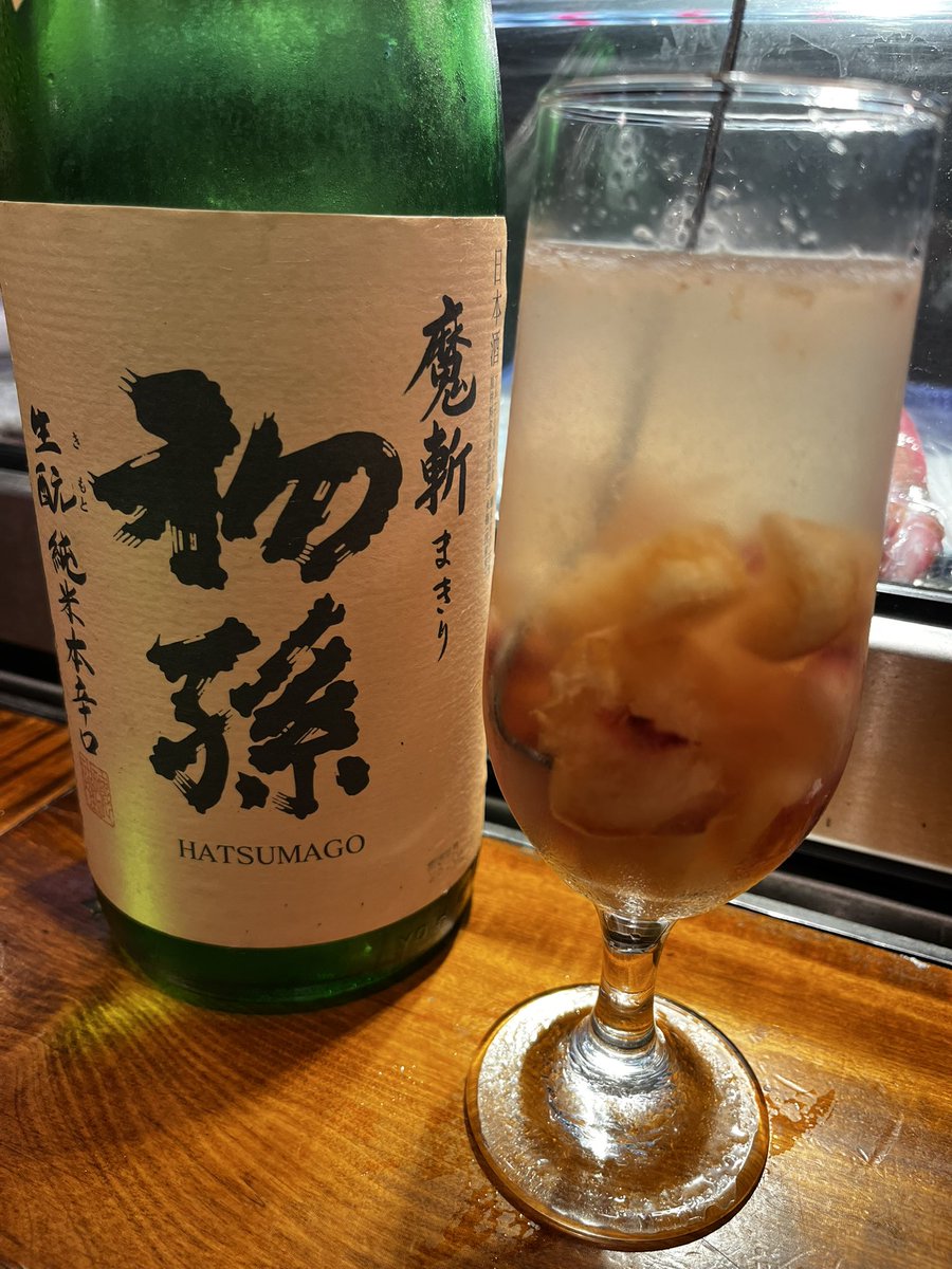 cafe_wakamatu's tweet photo. @yasu_farmer 様より頂いた桃で
新しいお酒思案中です🍶

山形の美味しい桃
山形の美味しい日本酒

山形サングリア🍑🍾

もう少し色々日本酒を試してみたいと思います。

くどき上手が合いそう、、、

今回は　初孫と八海山(新潟) https://t.co/Sa3HRx1XBv