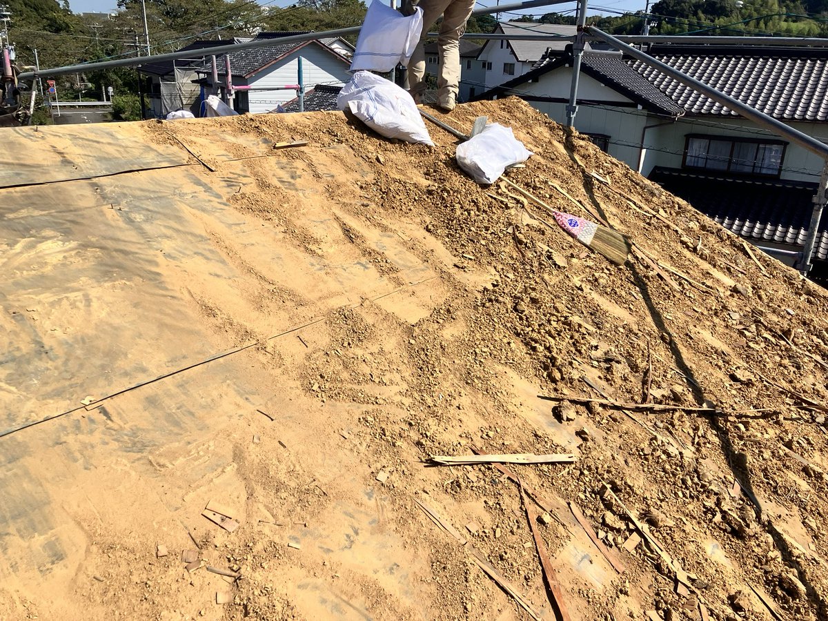 kaeroof's tweet photo. 秋の気配が深まるこの頃🍂
夏の暑さを乗り越えた屋根、実はダメージが隠れているかも…👀
雨漏りする前に、今こそ屋根をチェック！🏠🔍
小さな異変も早めの点検が安心です🐸
#浜松リフォーム #屋根工事専門店 https://t.co/5TLm9jTtkb