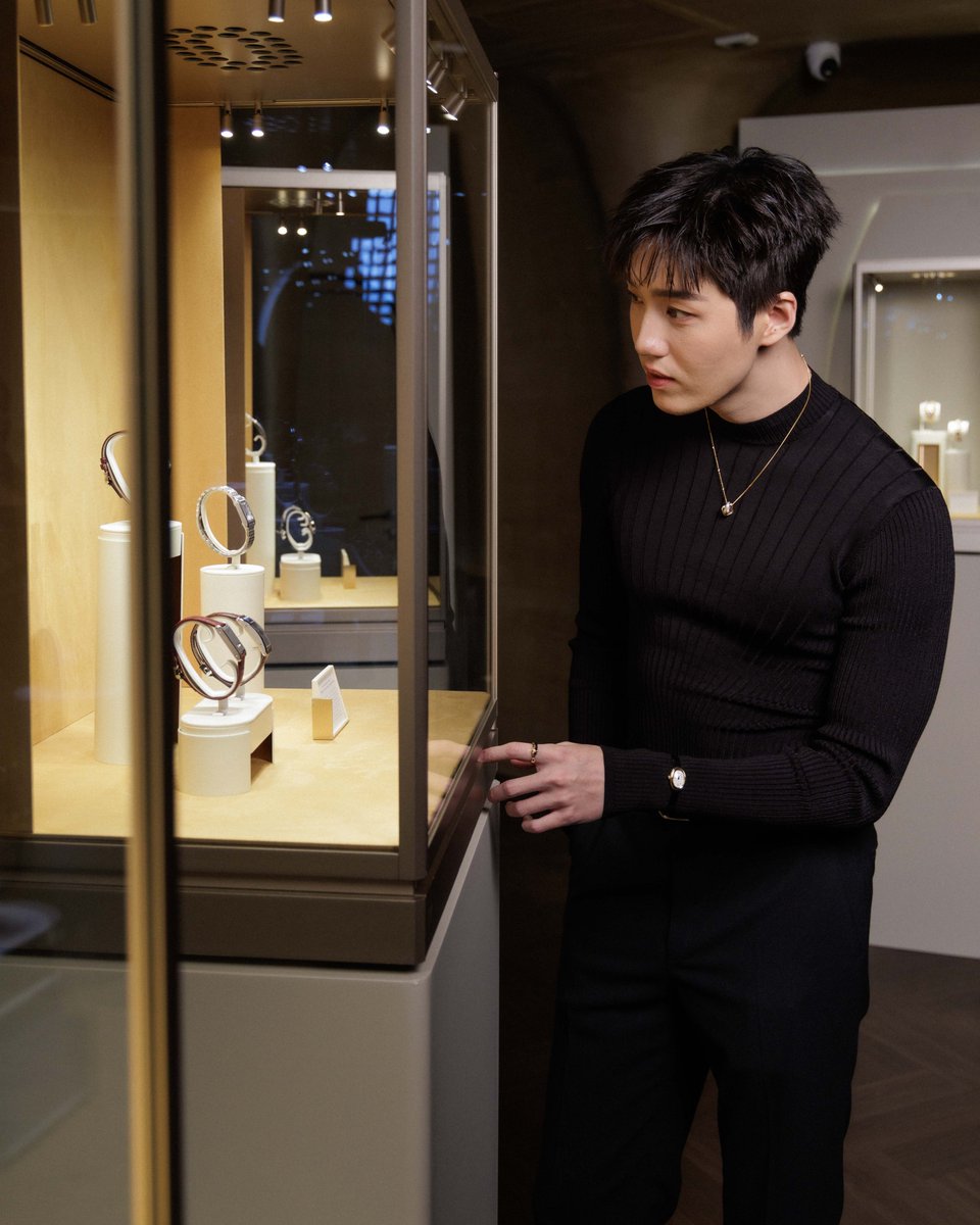 mstarnewsth's tweet photo. Cartier Watch Community Night
#CartierThailand #CartierWatchCommunity
@cartier ถ่ายทอดศิลปะแห่งการรังสรรค์เรือนเวลาผ่าน Cartier Watch Community Night ภายใต้แนวคิด “Watchmaker of Shapes, Master of Crafts” นำเสนอเรื่องราวของ ‘รูปทรง’ อันเป็นเอกลักษณ์ที่ขับเคลื่อนการออกแบบเรือนเวลาคาร์เทียร์ พร้อมเชื่อมโยงบุคคลจากหลากหลายแวดวงในประเทศไทยที่มีความชื่นชอบในดีไซน์ ความคิดสร้างสรรค์ และวัฒนธรรม
ภายในงาน แขกได้สัมผัสมรดกและความเชี่ยวชาญด้านการรังสรรค์เรือนเวลาแห่งรูปทรงของคาร์เทียร์ผ่าน 4 ไฮไลต์ ทั้ง Watch Exhibition ที่จัดแสดงเรือนเวลาคาร์เทียร์ตั้งแต่เรือนวินเทจไปจนถึงผลงานล่าสุด ต่อด้วยโซน Touch & Try ที่เปิดโอกาสให้สัมผัสและลองสวมใส่เรือนเวลา Cartier Privé จากหลากหลายปีรวมถึง Santos de Cartier รุ่นใหม่ที่นำมาจัดแสดงในประเทศไทยเป็นครั้งแรก ถัดมาเป็น Live Watchmaking สาธิตการถอดและประกอบตัวเรือน Santos de Cartier โดยช่างผู้เชี่ยวชาญ และ Watch Trunk ที่ถ่ายทอดศาสตร์การประดิษฐ์นาฬิกาคาร์เทียร์ผ่าน 10 องค์ประกอบ ตั้งแต่ประวัติศาสตร์ของนาฬิกาคาร์เทียร์ รหัสดีไซน์ กลไก งานหัตศิลป์ ไปจนถึงจิตวิญญาณแห่งนวัตกรรม
ค่ำคืนนี้ยังได้สองแบรนด์แอมบาสเดอร์ของเมซงอย่างคิมเบอร์ลี่ และ ต่อ ธนภพ ที่มาร่วมงานพร้อมเรือนเวลาส่วนตัว โดยคิมเบอร์ลี่สวม Panthère de Cartier โดดเด่นด้วยตัวเรือนทรงเหลี่ยมและสายข้อมือพลิ้วไหวโอบรับข้อมือ สะท้อนความเคลื่อนไหวอันสง่างามของเสือแพนเทอร์ ขณะที่ต่อเลือกสวม Baignoire เรือนเวลาทรงรีอันเป็นเอกลักษณ์ ซึ่งเปิดตัวครั้งแรกในปี ค.ศ. 1958 และกลายเป็นหนึ่งในรูปทรงอันโดดเด่นของคาร์เทียร์มาอย่างยาวนาน สะท้อนตัวตนและสไตล์ของทั้งคู่ผ่านเรือนเวลาที่สวมใส่
#Thanapob_lee #ต่อธนภพ
#คิมเบอร์ลี่ #kimmy_kimberley