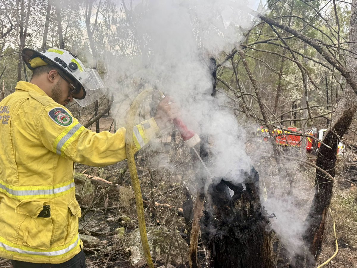 NSWRFS's tweet photo. As of 6pm, there are 39 fires burning across the state, with 13 not yet contained. There are currently over 600 firefighters and incident management specialists working to contain these fires. For more info: https://t.co/LIswX7hjVM
📸 Rifle Range Rd Fire (Tenterfield LGA) https://t.co/H2ZBDOdMbs