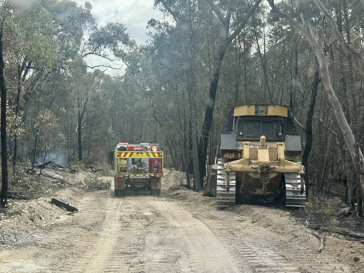 NSWRFS's tweet photo. As of 6pm, there are 39 fires burning across the state, with 13 not yet contained. There are currently over 600 firefighters and incident management specialists working to contain these fires. For more info: https://t.co/LIswX7hjVM
📸 Rifle Range Rd Fire (Tenterfield LGA) https://t.co/H2ZBDOdMbs