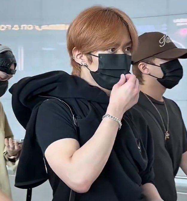 minhoautism's tweet photo. he looked so small and cute in the hoodie i forgot for a moment that he is stupidly sexy THAT SHIRT IS SO TIGHT WHAT THE HELL 😭 https://t.co/Kfysfd3515