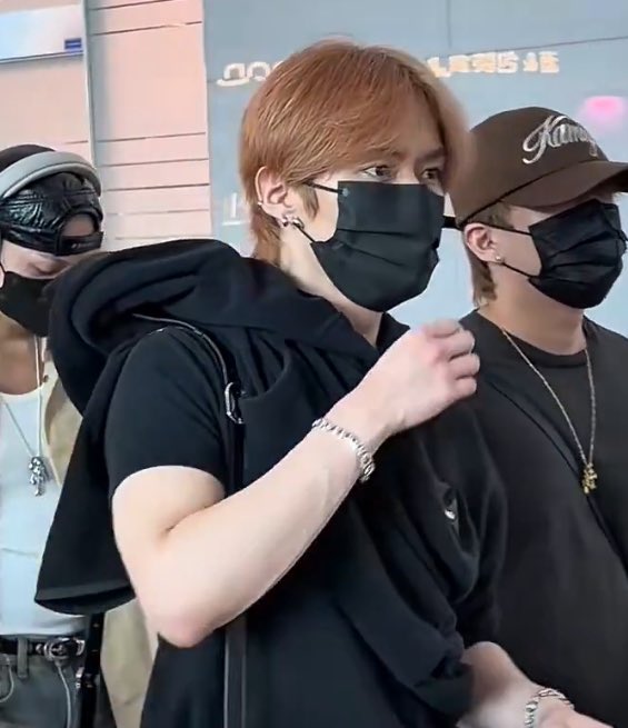 minhoautism's tweet photo. he looked so small and cute in the hoodie i forgot for a moment that he is stupidly sexy THAT SHIRT IS SO TIGHT WHAT THE HELL 😭 https://t.co/Kfysfd3515