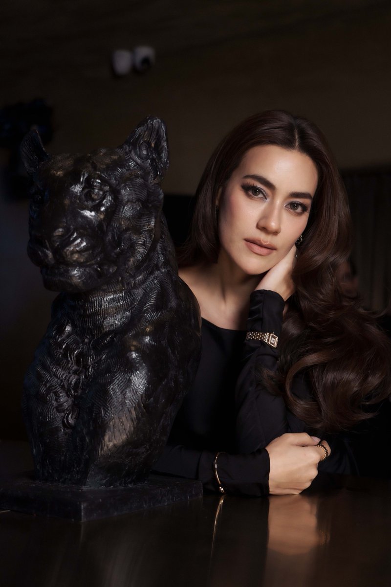 mstarnewsth's tweet photo. Cartier Watch Community Night
#CartierThailand #CartierWatchCommunity
@cartier ถ่ายทอดศิลปะแห่งการรังสรรค์เรือนเวลาผ่าน Cartier Watch Community Night ภายใต้แนวคิด “Watchmaker of Shapes, Master of Crafts” นำเสนอเรื่องราวของ ‘รูปทรง’ อันเป็นเอกลักษณ์ที่ขับเคลื่อนการออกแบบเรือนเวลาคาร์เทียร์ พร้อมเชื่อมโยงบุคคลจากหลากหลายแวดวงในประเทศไทยที่มีความชื่นชอบในดีไซน์ ความคิดสร้างสรรค์ และวัฒนธรรม
ภายในงาน แขกได้สัมผัสมรดกและความเชี่ยวชาญด้านการรังสรรค์เรือนเวลาแห่งรูปทรงของคาร์เทียร์ผ่าน 4 ไฮไลต์ ทั้ง Watch Exhibition ที่จัดแสดงเรือนเวลาคาร์เทียร์ตั้งแต่เรือนวินเทจไปจนถึงผลงานล่าสุด ต่อด้วยโซน Touch & Try ที่เปิดโอกาสให้สัมผัสและลองสวมใส่เรือนเวลา Cartier Privé จากหลากหลายปีรวมถึง Santos de Cartier รุ่นใหม่ที่นำมาจัดแสดงในประเทศไทยเป็นครั้งแรก ถัดมาเป็น Live Watchmaking สาธิตการถอดและประกอบตัวเรือน Santos de Cartier โดยช่างผู้เชี่ยวชาญ และ Watch Trunk ที่ถ่ายทอดศาสตร์การประดิษฐ์นาฬิกาคาร์เทียร์ผ่าน 10 องค์ประกอบ ตั้งแต่ประวัติศาสตร์ของนาฬิกาคาร์เทียร์ รหัสดีไซน์ กลไก งานหัตศิลป์ ไปจนถึงจิตวิญญาณแห่งนวัตกรรม
ค่ำคืนนี้ยังได้สองแบรนด์แอมบาสเดอร์ของเมซงอย่างคิมเบอร์ลี่ และ ต่อ ธนภพ ที่มาร่วมงานพร้อมเรือนเวลาส่วนตัว โดยคิมเบอร์ลี่สวม Panthère de Cartier โดดเด่นด้วยตัวเรือนทรงเหลี่ยมและสายข้อมือพลิ้วไหวโอบรับข้อมือ สะท้อนความเคลื่อนไหวอันสง่างามของเสือแพนเทอร์ ขณะที่ต่อเลือกสวม Baignoire เรือนเวลาทรงรีอันเป็นเอกลักษณ์ ซึ่งเปิดตัวครั้งแรกในปี ค.ศ. 1958 และกลายเป็นหนึ่งในรูปทรงอันโดดเด่นของคาร์เทียร์มาอย่างยาวนาน สะท้อนตัวตนและสไตล์ของทั้งคู่ผ่านเรือนเวลาที่สวมใส่
#Thanapob_lee #ต่อธนภพ
#คิมเบอร์ลี่ #kimmy_kimberley