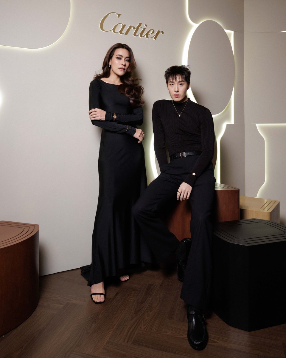 mstarnewsth's tweet photo. Cartier Watch Community Night
#CartierThailand #CartierWatchCommunity
@cartier ถ่ายทอดศิลปะแห่งการรังสรรค์เรือนเวลาผ่าน Cartier Watch Community Night ภายใต้แนวคิด “Watchmaker of Shapes, Master of Crafts” นำเสนอเรื่องราวของ ‘รูปทรง’ อันเป็นเอกลักษณ์ที่ขับเคลื่อนการออกแบบเรือนเวลาคาร์เทียร์ พร้อมเชื่อมโยงบุคคลจากหลากหลายแวดวงในประเทศไทยที่มีความชื่นชอบในดีไซน์ ความคิดสร้างสรรค์ และวัฒนธรรม
ภายในงาน แขกได้สัมผัสมรดกและความเชี่ยวชาญด้านการรังสรรค์เรือนเวลาแห่งรูปทรงของคาร์เทียร์ผ่าน 4 ไฮไลต์ ทั้ง Watch Exhibition ที่จัดแสดงเรือนเวลาคาร์เทียร์ตั้งแต่เรือนวินเทจไปจนถึงผลงานล่าสุด ต่อด้วยโซน Touch & Try ที่เปิดโอกาสให้สัมผัสและลองสวมใส่เรือนเวลา Cartier Privé จากหลากหลายปีรวมถึง Santos de Cartier รุ่นใหม่ที่นำมาจัดแสดงในประเทศไทยเป็นครั้งแรก ถัดมาเป็น Live Watchmaking สาธิตการถอดและประกอบตัวเรือน Santos de Cartier โดยช่างผู้เชี่ยวชาญ และ Watch Trunk ที่ถ่ายทอดศาสตร์การประดิษฐ์นาฬิกาคาร์เทียร์ผ่าน 10 องค์ประกอบ ตั้งแต่ประวัติศาสตร์ของนาฬิกาคาร์เทียร์ รหัสดีไซน์ กลไก งานหัตศิลป์ ไปจนถึงจิตวิญญาณแห่งนวัตกรรม
ค่ำคืนนี้ยังได้สองแบรนด์แอมบาสเดอร์ของเมซงอย่างคิมเบอร์ลี่ และ ต่อ ธนภพ ที่มาร่วมงานพร้อมเรือนเวลาส่วนตัว โดยคิมเบอร์ลี่สวม Panthère de Cartier โดดเด่นด้วยตัวเรือนทรงเหลี่ยมและสายข้อมือพลิ้วไหวโอบรับข้อมือ สะท้อนความเคลื่อนไหวอันสง่างามของเสือแพนเทอร์ ขณะที่ต่อเลือกสวม Baignoire เรือนเวลาทรงรีอันเป็นเอกลักษณ์ ซึ่งเปิดตัวครั้งแรกในปี ค.ศ. 1958 และกลายเป็นหนึ่งในรูปทรงอันโดดเด่นของคาร์เทียร์มาอย่างยาวนาน สะท้อนตัวตนและสไตล์ของทั้งคู่ผ่านเรือนเวลาที่สวมใส่
#Thanapob_lee #ต่อธนภพ
#คิมเบอร์ลี่ #kimmy_kimberley