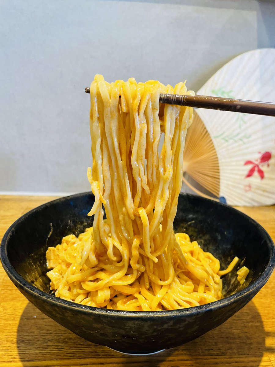 bloomramen's tweet photo. 㐂りん食堂 さん　にて
期間限定「汁なし冷やし担々麺｣
本店 㐂九家 さん7月の｢ピリ辛冷やし中華〜濃厚ゴマダレ｣をブラッシュアップ!
辛さマイルド 和の味わい
肉味噌&amp;香草(シャンツァイ＝パクチー🌿)ではなく ころチャー&amp;三つ葉☘️
このお店も定番より限定にハマるのが痛し痒し

2026年百四十一杯目 https://t.co/Nl4pBEPQkb