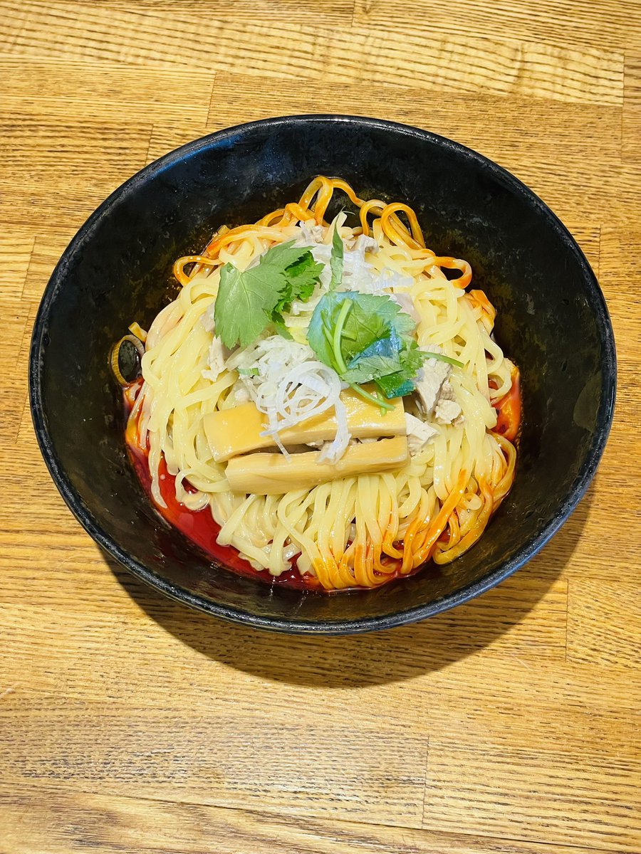 bloomramen's tweet photo. 㐂りん食堂 さん　にて
期間限定「汁なし冷やし担々麺｣
本店 㐂九家 さん7月の｢ピリ辛冷やし中華〜濃厚ゴマダレ｣をブラッシュアップ!
辛さマイルド 和の味わい
肉味噌&amp;香草(シャンツァイ＝パクチー🌿)ではなく ころチャー&amp;三つ葉☘️
このお店も定番より限定にハマるのが痛し痒し

2026年百四十一杯目 https://t.co/Nl4pBEPQkb
