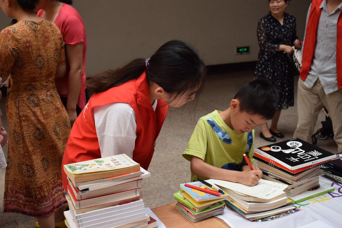 aditia_ananda99's tweet photo. Spent this sunny Saturday morning helping sort donated books for the local community library! Seeing kids grab their favorite picture books later made every minute worth it. Volunteering warms both hearts and communities. ， https://t.co/dXjPxU9pEl