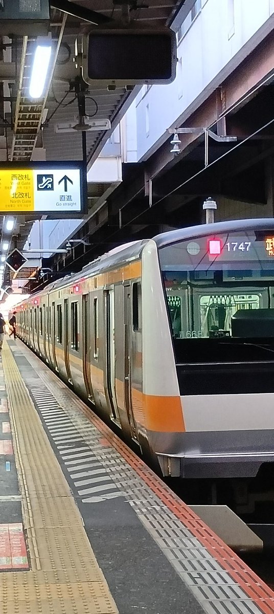 TimYksym's tweet photo. 立川駅１番線ホーム https://t.co/pWohZ49Uym