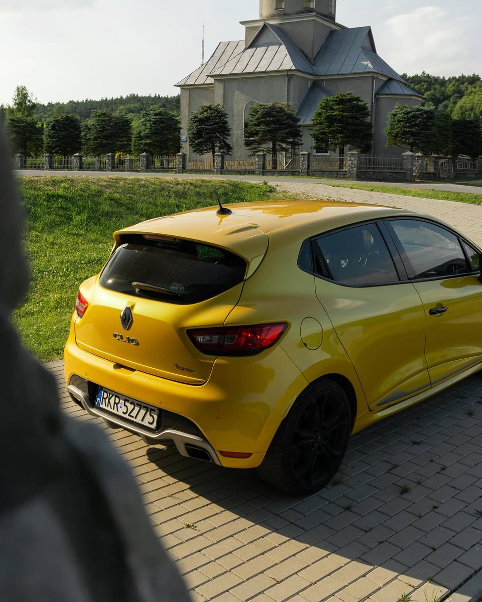 JohanneHum3ri1's tweet photo. Renault Clio IV RS https://t.co/db6nT3ROca
