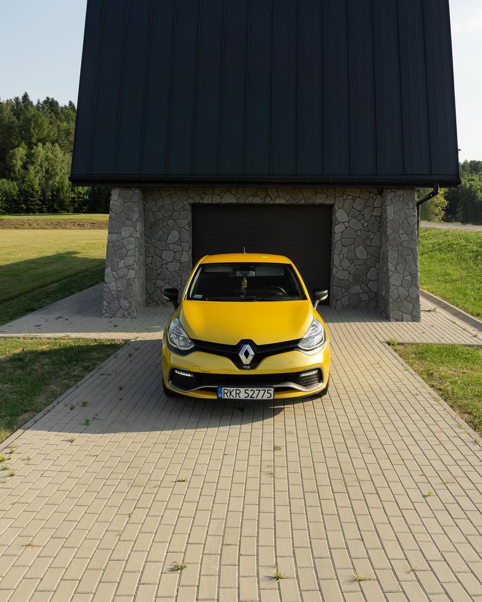 JohanneHum3ri1's tweet photo. Renault Clio IV RS https://t.co/db6nT3ROca