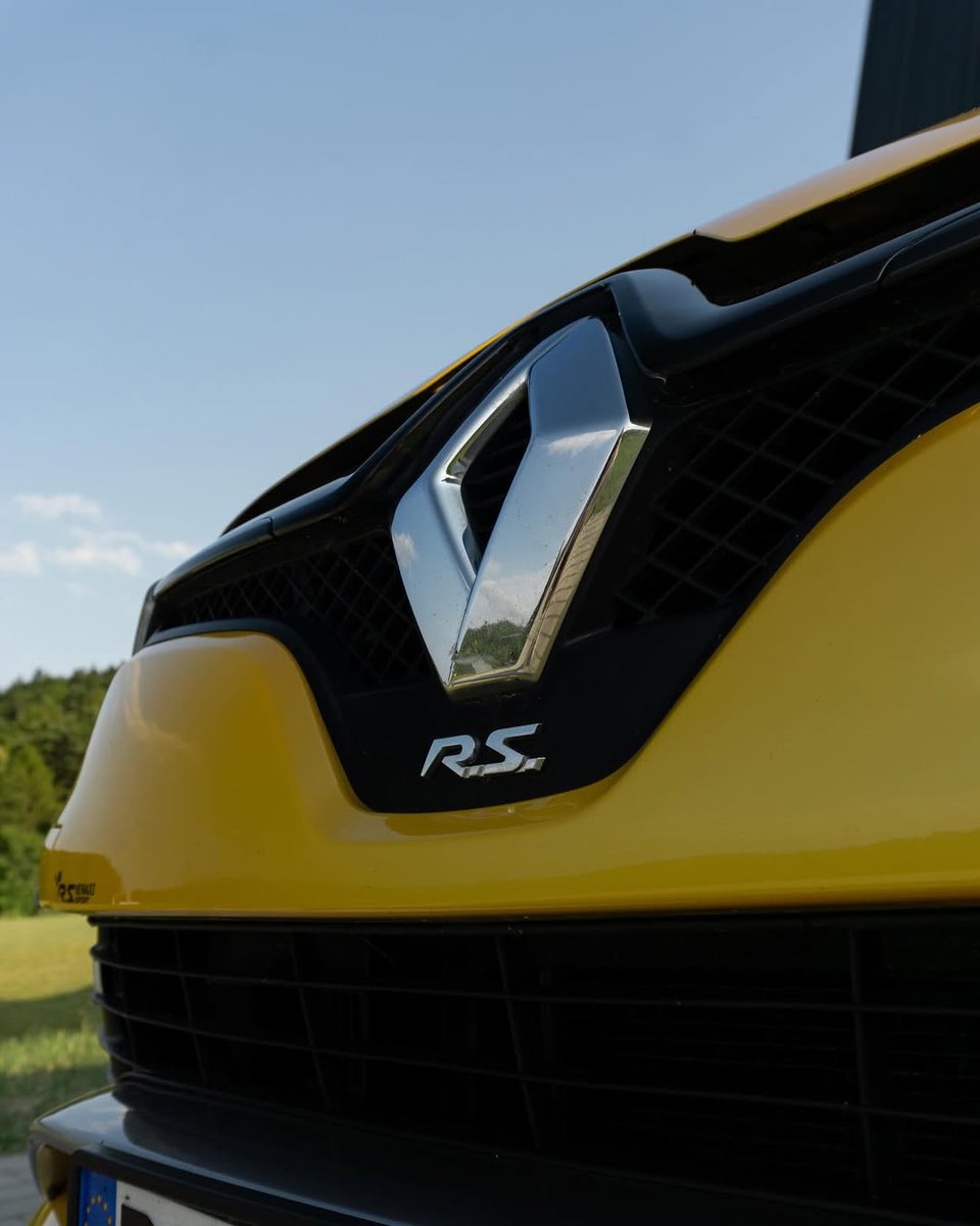 JohanneHum3ri1's tweet photo. Renault Clio IV RS https://t.co/db6nT3ROca