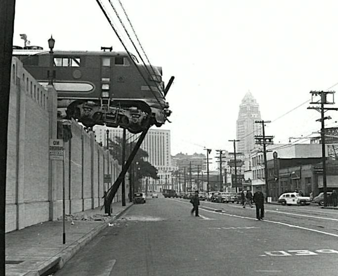 silvahenrilyk's tweet photo. Santa Fe (ATSF) F7A #19 hanging over Aliso Street in downtown Los Angeles after crashing due to its brakes failing following uncoupling from the El Capitan, January 25, 1948.
#Train #Isabella https://t.co/WtRBpEnbO6