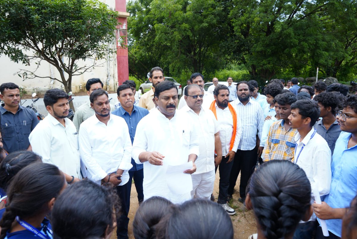 maheshreddy_bjp's tweet photo. నిర్మల్ నియోజకవర్గంలో,
పాలిటెక్నిక్ విద్యార్థుల విద్యా భవిష్యత్తు, డిప్లొమా విద్యా వ్యవస్థ పరిరక్షణ కోసం నిర్వహించిన ధర్నా కార్యక్రమంలో పాల్గొనడం జరిగింది.

GO No. 97 ద్వారా పాలిటెక్నిక్ విద్యను SHAKTI పరిధిలోకి తీసుకురావడం, SBTET స్వతంత్రతపై నెలకొన్న అనిశ్చితిపై విద్యార్థులు చేస్తున్న నిరసనకు మద్దతు తెలపడం జరిగింది.

పాలిటెక్నిక్ విద్యను ప్రస్తుత సాంకేతిక విద్యా వ్యవస్థలోనే కొనసాగించాలని, SBTET స్వతంత్రతను కాపాడాలని విద్యార్థులు చేస్తున్న పోరాటానికి BJP అండగా ఉంటుందని వారికి భరోసా కల్పించడం జరిగింది.

పాలిటెక్నిక్ విద్యార్థుల హక్కులు, విద్యా ప్రయోజనాల పరిరక్షణ కోసం BJP నిరంతరం పోరాడుతుంది.