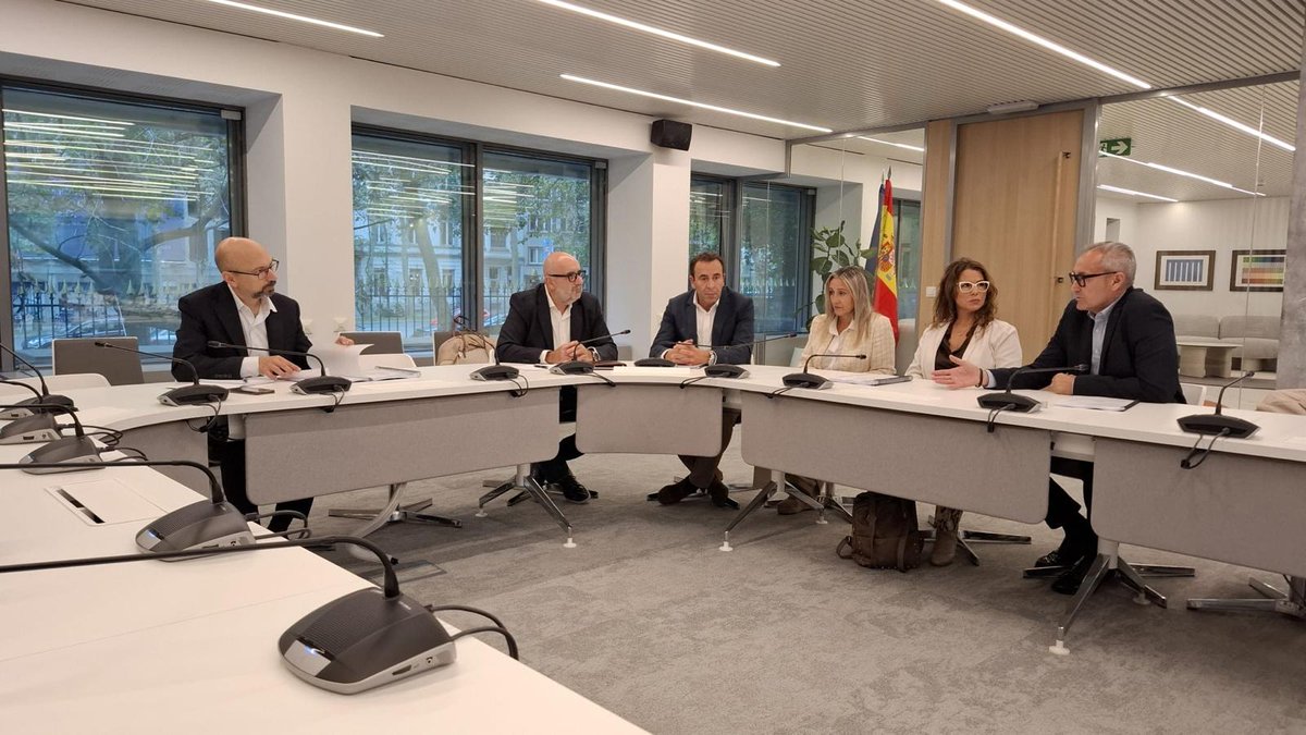 CSIFnacional's tweet photo. 🟢 #CSIF traslada la problemática de Muface a la Comisión Europea, a la Embajada de España en Bruselas y a la @CESIunions.

⏹️ Nuestros funcionarios/as sufren a diario el deterioro de la Sanidad en el mutualismo administrativo: cada vez hay menos médicos, se deniegan pruebas y tratamientos, suben las listas de espera y se cierran centros.

🟩Llevamos años defendiendo este modelo y denunciando que la prestación asistencial a los mutualistas y beneficiarios cada día es más precaria.

#CSIF apuesta claramente por el mutualismo administrativo: con la salud no se negocia.