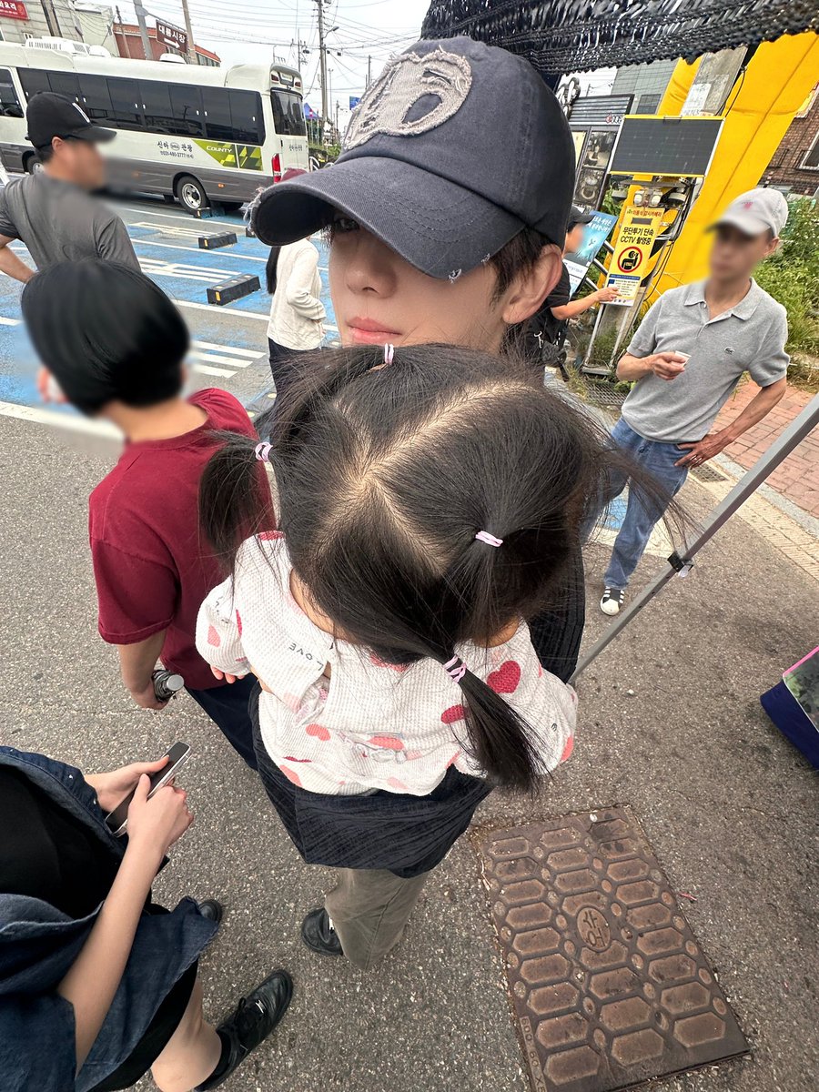 Teayaa0's tweet photo. 조카 이뻐하는 윤영준 ㄹㅇ좋음… 아 사귐통 https://t.co/e3uJO5l9qH