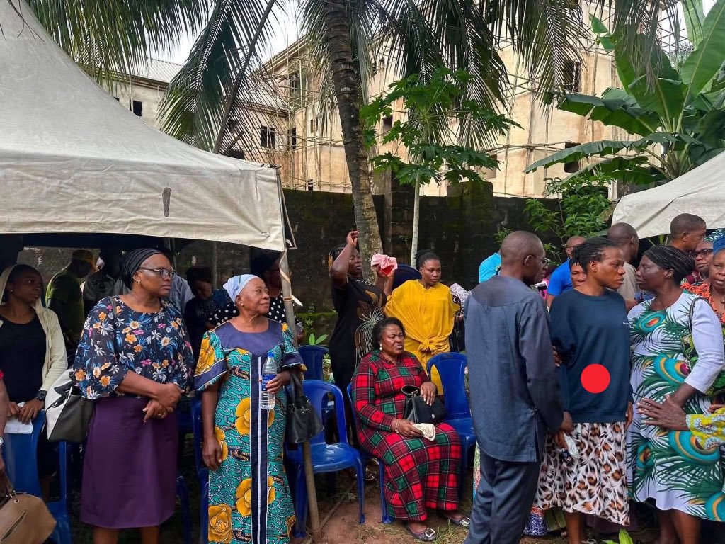 UchePOkoye's tweet photo. Soludo people lied about rescuing this boy just to bury the story. 

The true is out!

The woman in the Black sweat shirt is his Mother, (red dot on her) https://t.co/xTmh5undHz