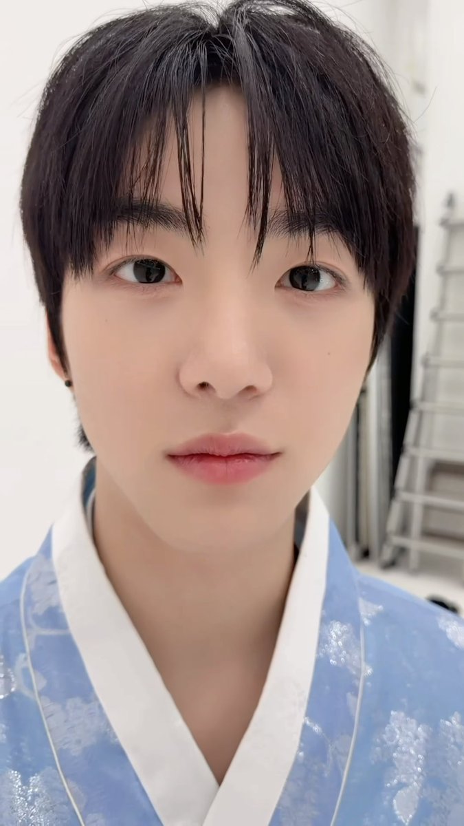 baifenzhibaek's tweet photo. 지갑이 자동으로 열리는 얼굴 https://t.co/Db9T2gVaQY