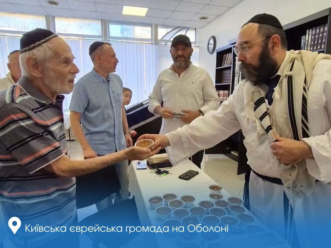 FJCU's tweet photo. Yom Kippur Observed in Jewish Communities Across Ukraine

Community members gathered to prepare for the sacred day, lighting memorial and holiday candles and taking part in the traditional Kaparot ceremony. https://t.co/XBHctcYtFl