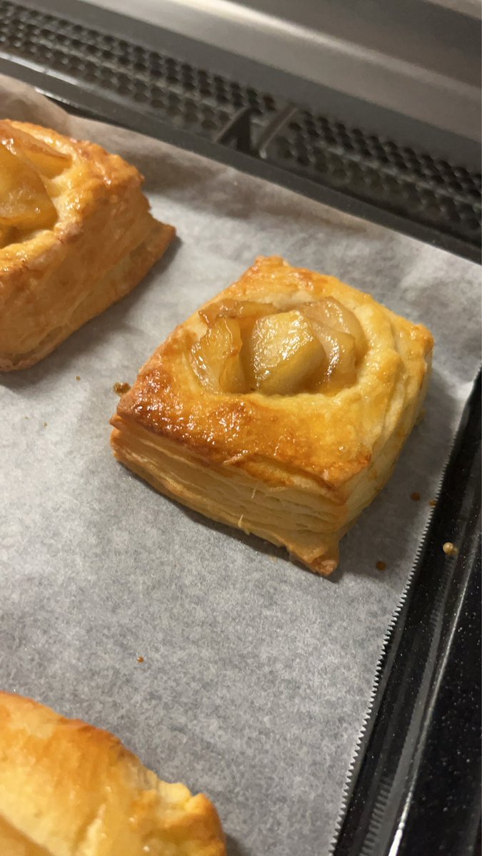 Ahonosakata0515's tweet photo. 今日は🍎のディニッシュパン🥖🍞🥐

安いバター🧈使ったらやっぱいうこときかないなー🤔

粉はもちろんcotta購入❣️

#手作りパン
#cotta
#ディニッシュパン
#りんご https://t.co/08JwTlEgJE