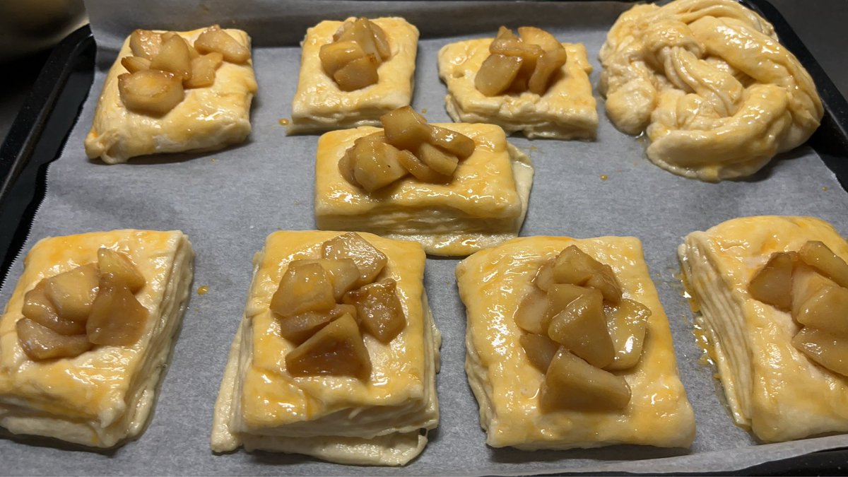 Ahonosakata0515's tweet photo. 今日は🍎のディニッシュパン🥖🍞🥐

安いバター🧈使ったらやっぱいうこときかないなー🤔

粉はもちろんcotta購入❣️

#手作りパン
#cotta
#ディニッシュパン
#りんご https://t.co/08JwTlEgJE