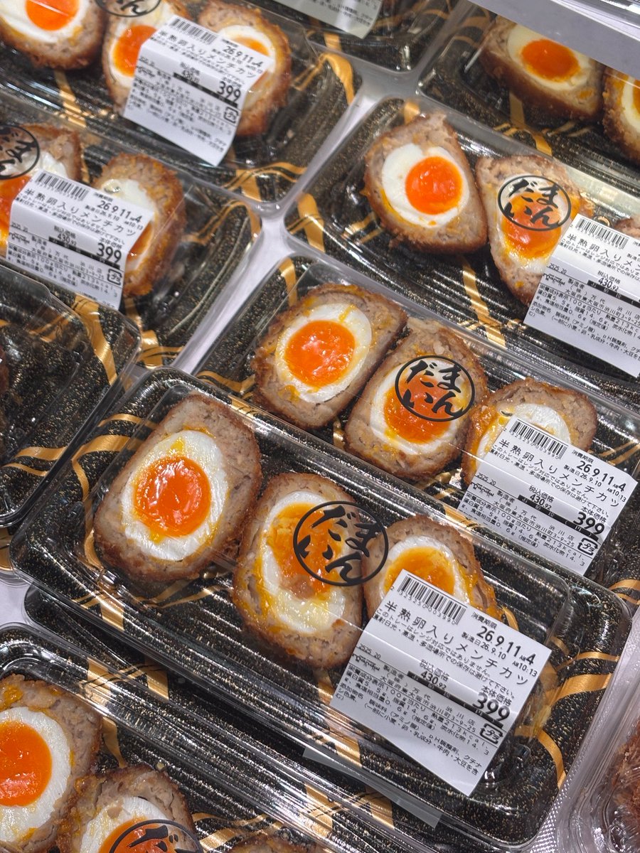SM_mandai's tweet photo. 🥚万代の新名物！「半熟卵入りメンチカツ」✨

牛肉使用のジューシーなメンチカツで、半熟卵を丸ごと包みました🤤
とろ～り半熟卵が食欲をそそります！
実は一つずつ手包みしているため、数量限定😳
まだ食べたことがない方は、ぜひチェックしてください！
#万代 #惣菜 #たまご https://t.co/ahSzJkTLC6