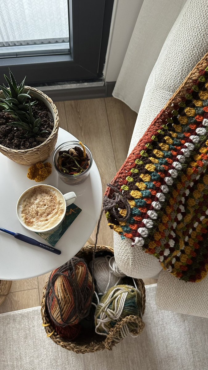 lilitherax's tweet photo. serin havaların vazgeçilmez ikilisi📖🧶 https://t.co/xZPPbzVhre