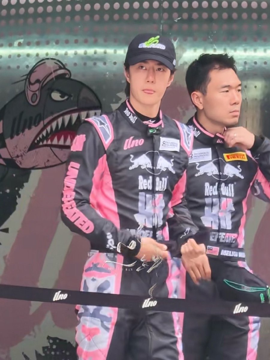 wxyzybxz's tweet photo. racer yibo in black and pink 🩷🖤

#85RACING https://t.co/zWWXl2NcYz