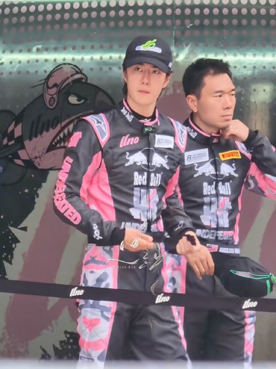 wxyzybxz's tweet photo. racer yibo in black and pink 🩷🖤

#85RACING https://t.co/zWWXl2NcYz