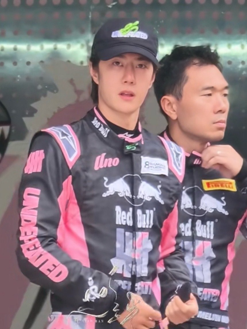 wxyzybxz's tweet photo. racer yibo in black and pink 🩷🖤

#85RACING https://t.co/zWWXl2NcYz