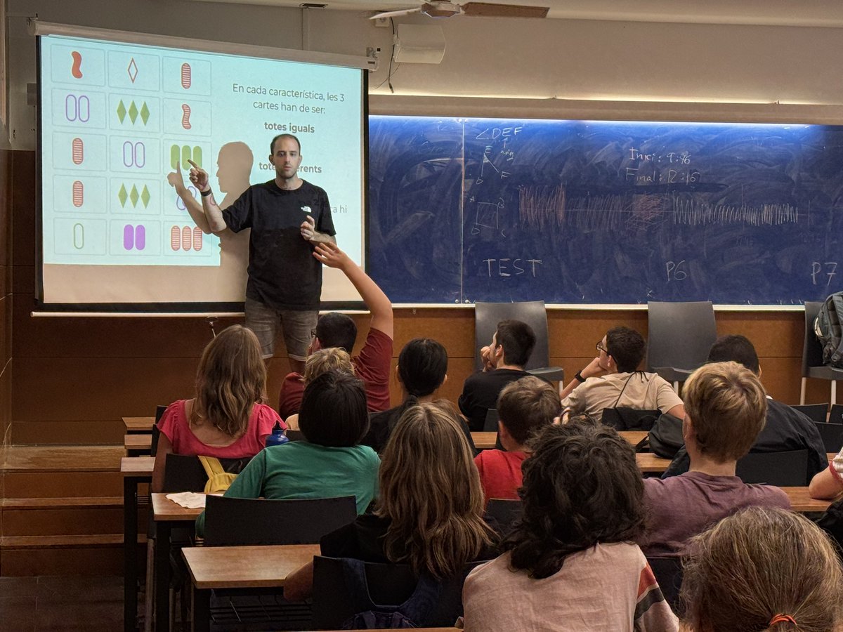 acfaec_cat's tweet photo. El @elTourdeMates va tenir una doble presència a la jornada.

@CarlesGranell4 Granell el va presentar dins del programa de famílies, explicant el projecte i les seves possibilitats i els joves van participar en l’activitat, amb reptes molt estimulants i premis https://t.co/9s7v9jzb2u