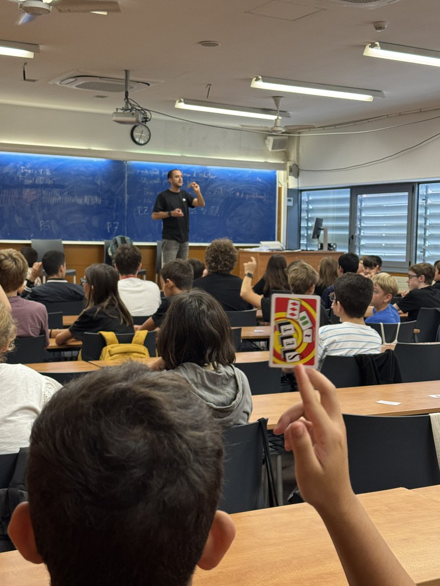 acfaec_cat's tweet photo. El @elTourdeMates va tenir una doble presència a la jornada.

@CarlesGranell4 Granell el va presentar dins del programa de famílies, explicant el projecte i les seves possibilitats i els joves van participar en l’activitat, amb reptes molt estimulants i premis https://t.co/9s7v9jzb2u