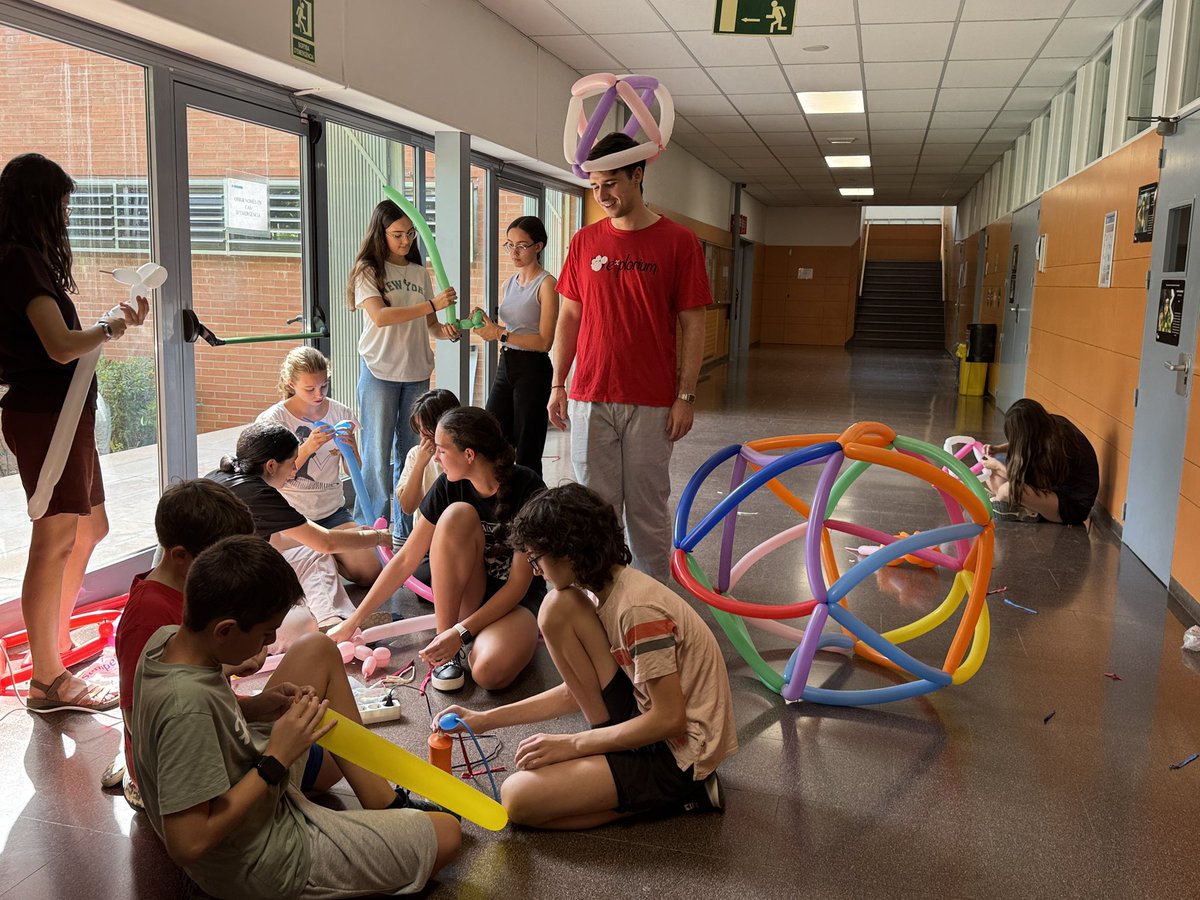 acfaec_cat's tweet photo. A la vegada també vam tenir una fantàstica activitat d’@e_x_plorium amb Laia Mayné i David Bonnin.

Van proposar jocs per crear figures amb globus i la resposta dels participants va ser espectacular, molt divertit i, sobretot, molt participatiu https://t.co/jaI7wW2Z7j
